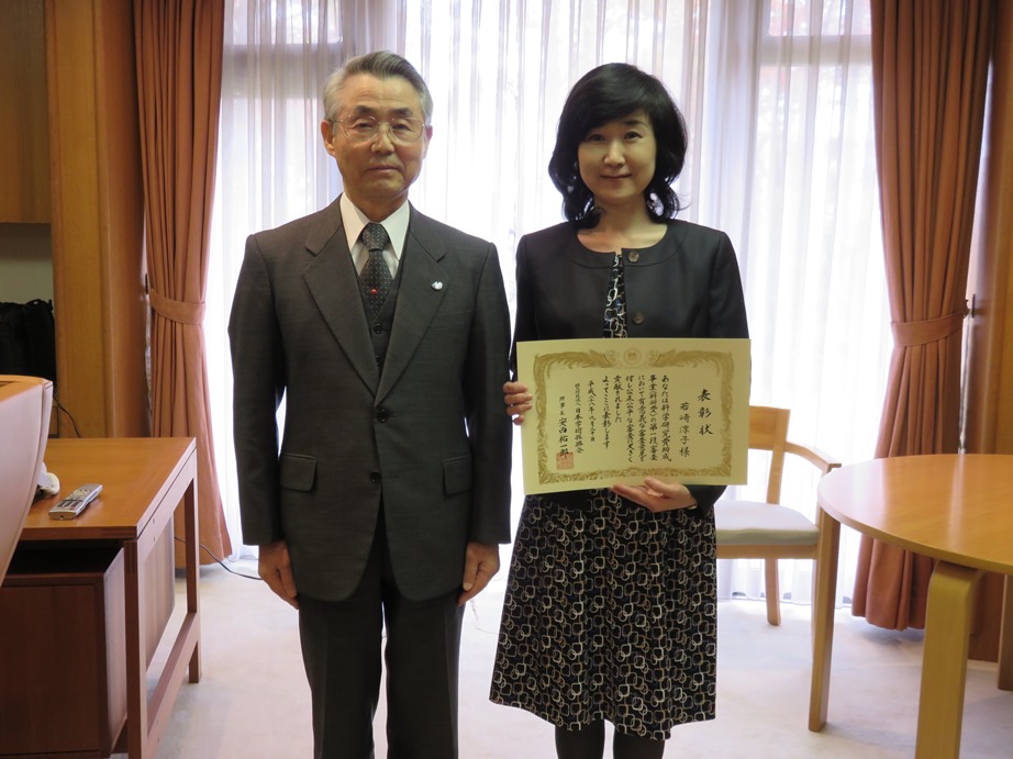 本田雄一学長（向かって左側）と若崎淳子教授（右側）