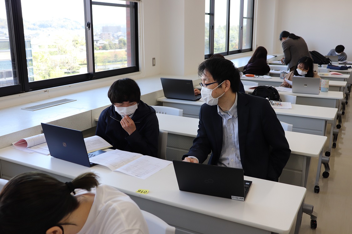 学生の質問に答える山村先生