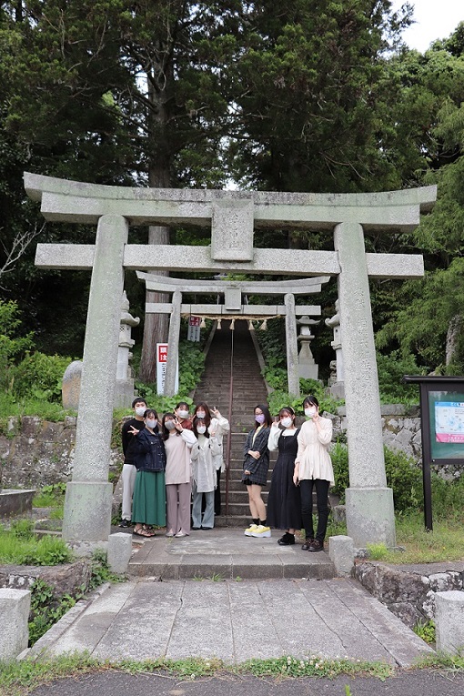 佐香神社の階段前で集合写真！