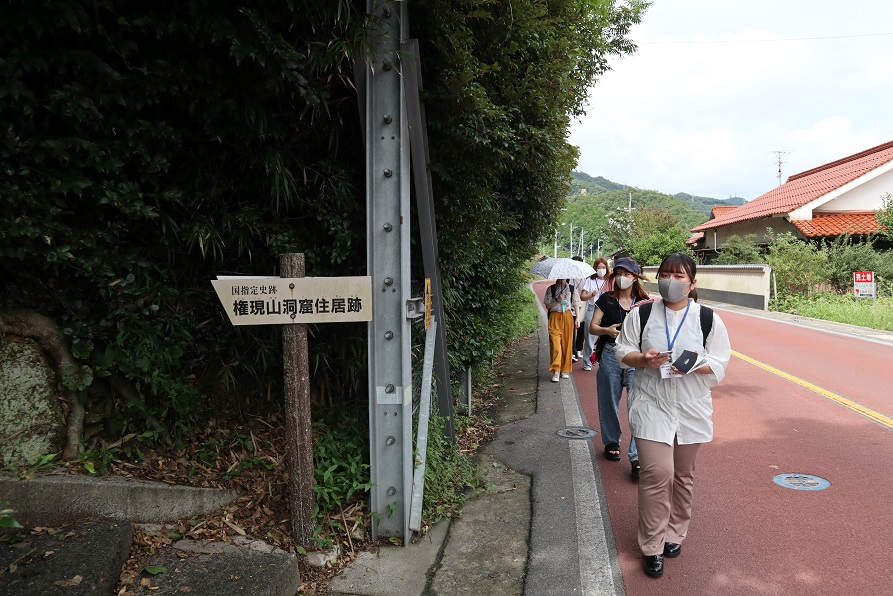 権現山洞窟住居跡へ